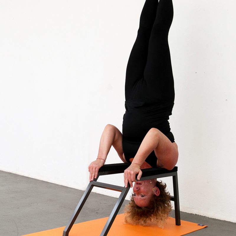 Critical Alignment Yoga yogalessen les volgen hoofdstandbankje bij Pristine Yoga en Pilates van lerares Nancy Adams in Waalwijk Tilburg Noord-Brabant